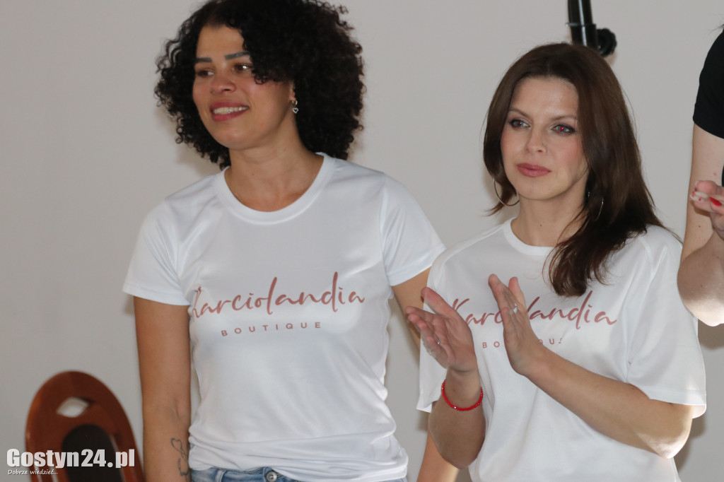 Pokaz mody wiosennej w świetlicy w Brzeziu