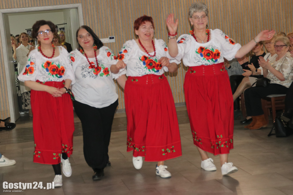 Pokaz mody wiosennej w świetlicy w Brzeziu