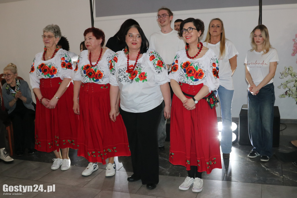 Pokaz mody wiosennej w świetlicy w Brzeziu