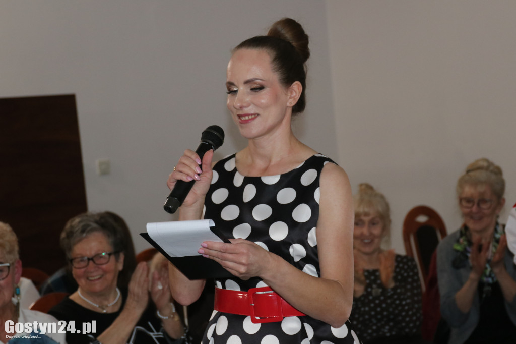 Pokaz mody wiosennej w świetlicy w Brzeziu