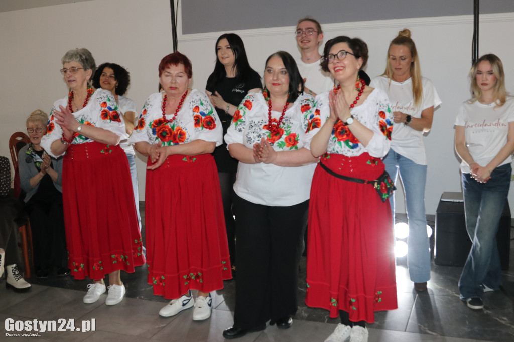 Pokaz mody wiosennej w świetlicy w Brzeziu