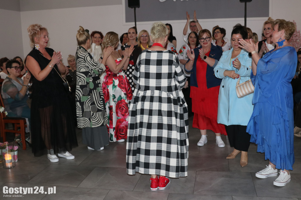 Pokaz mody wiosennej w świetlicy w Brzeziu