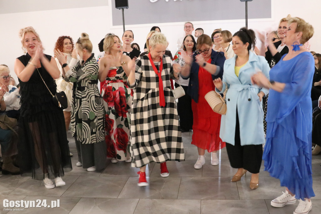 Pokaz mody wiosennej w świetlicy w Brzeziu