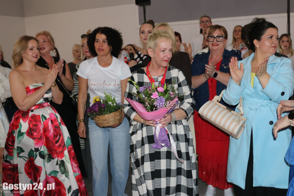 Pokaz mody wiosennej w świetlicy w Brzeziu