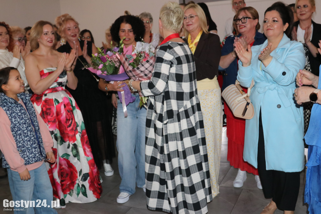 Pokaz mody wiosennej w świetlicy w Brzeziu
