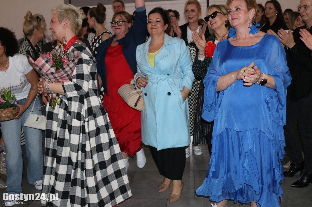 Pokaz mody wiosennej w świetlicy w Brzeziu