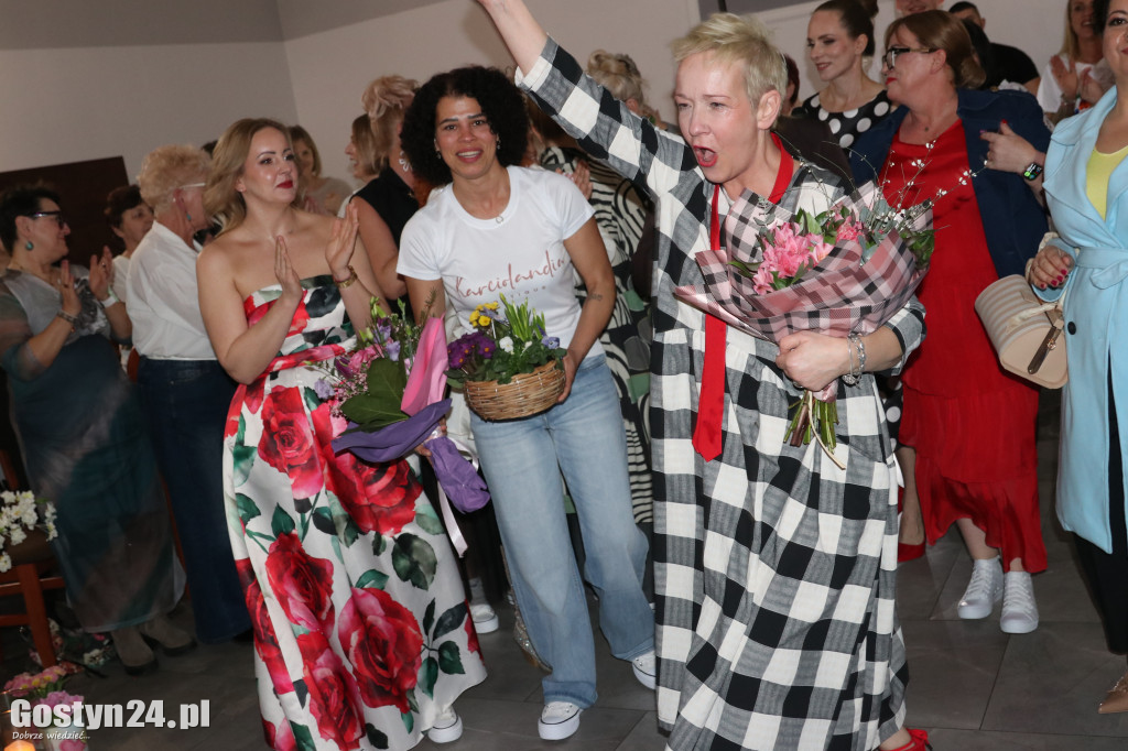 Pokaz mody wiosennej w świetlicy w Brzeziu