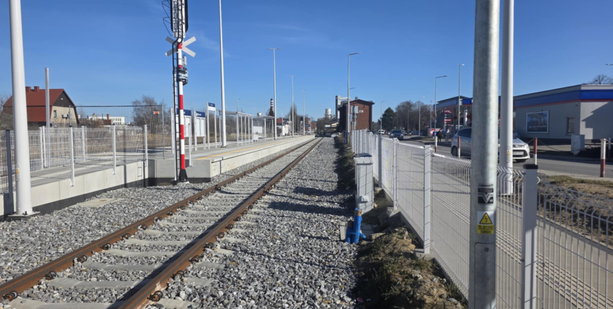 Na gostyńskim dworcu kolejowym stanęły wiaty