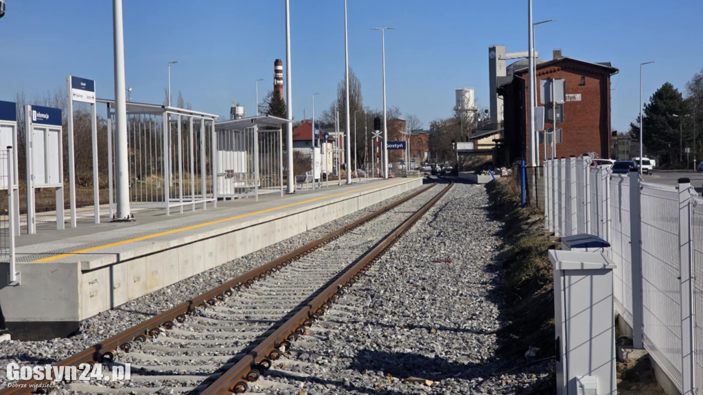 Na gostyńskim dworcu kolejowym stanęły wiaty