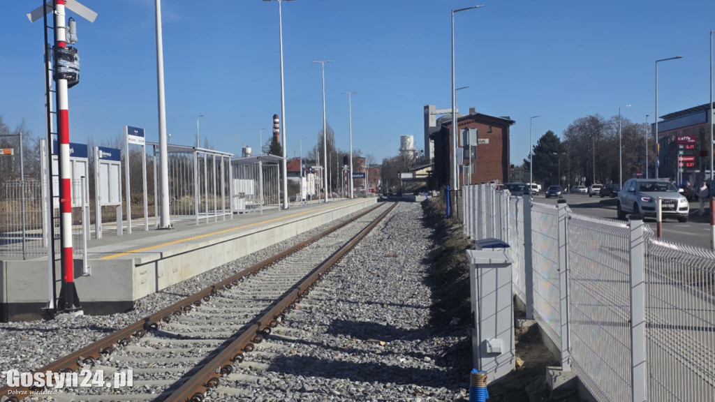 Na gostyńskim dworcu kolejowym stanęły wiaty