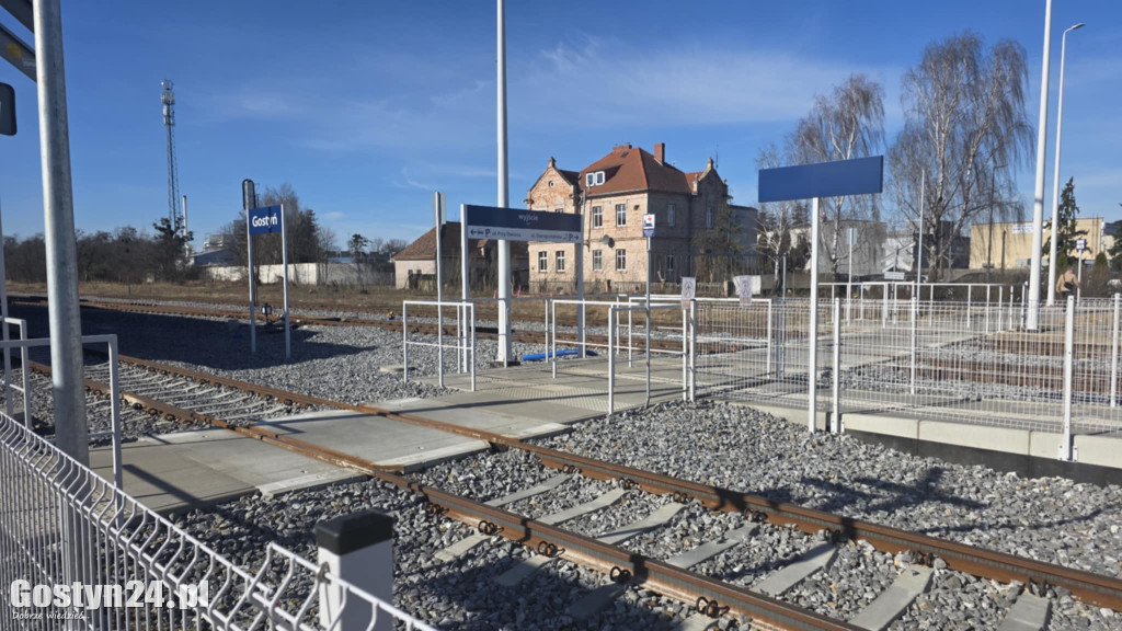 Na gostyńskim dworcu kolejowym stanęły wiaty