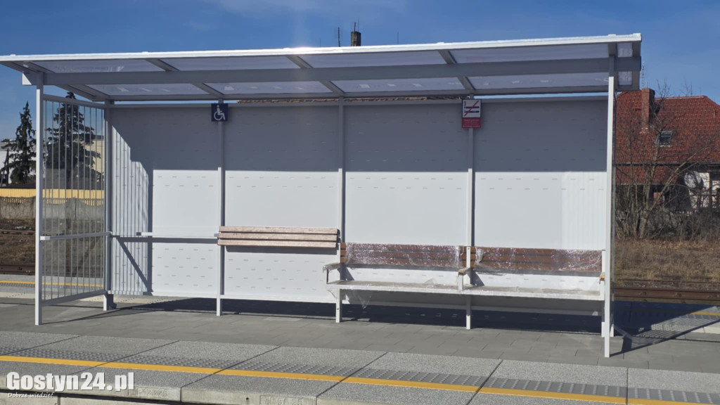 Na gostyńskim dworcu kolejowym stanęły wiaty