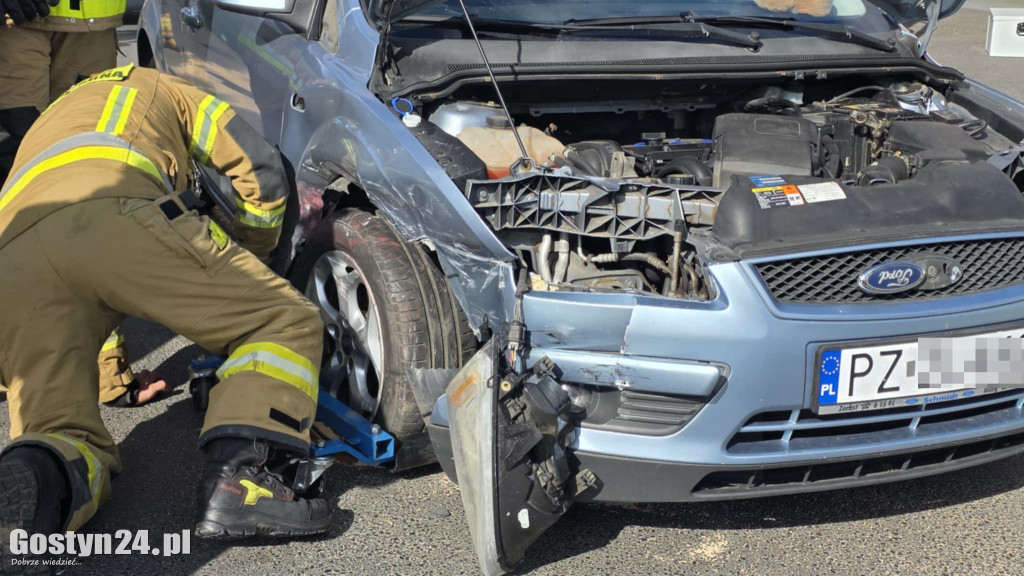 Zderzenie dwóch samochodów w Karolewie