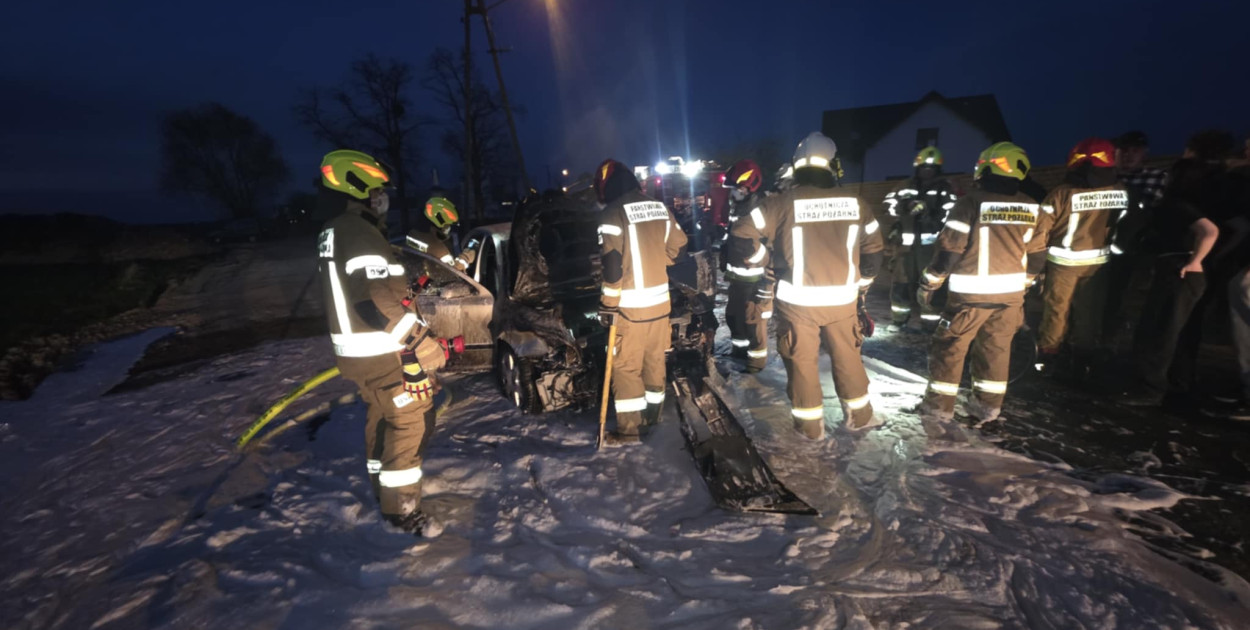 Samochód wjechał w garaż i zaczął płonąć