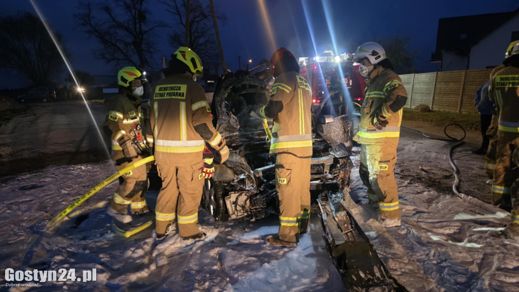 Samochód wjechał w garaż i zaczął płonąć