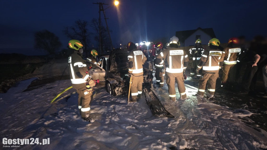 Samochód wjechał w garaż i zaczął płonąć