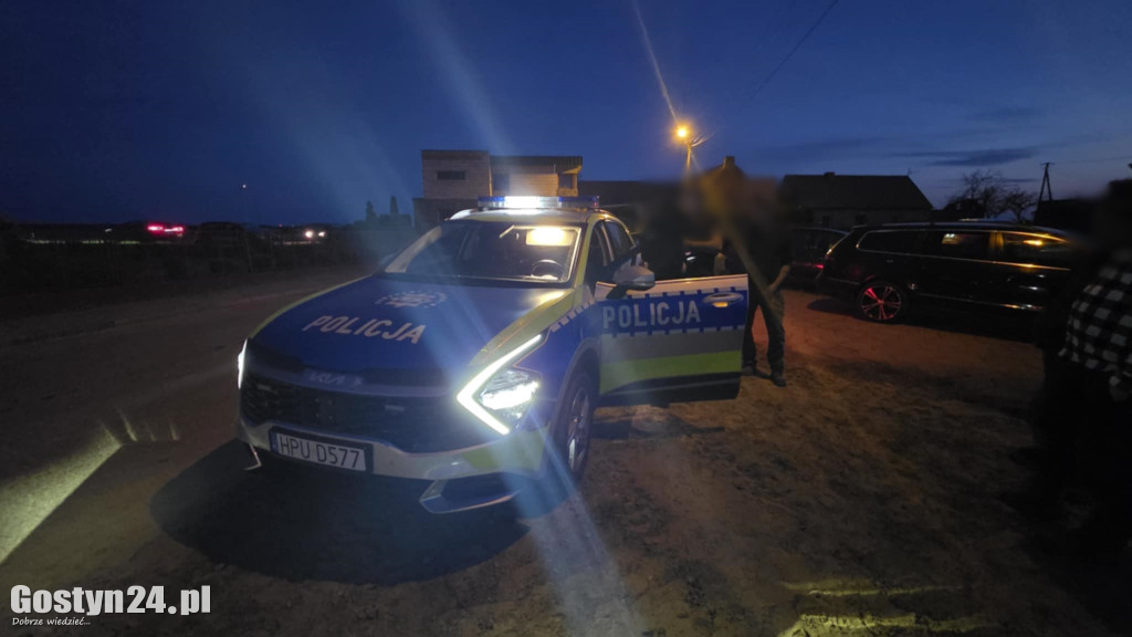 Samochód wjechał w garaż i zaczął płonąć