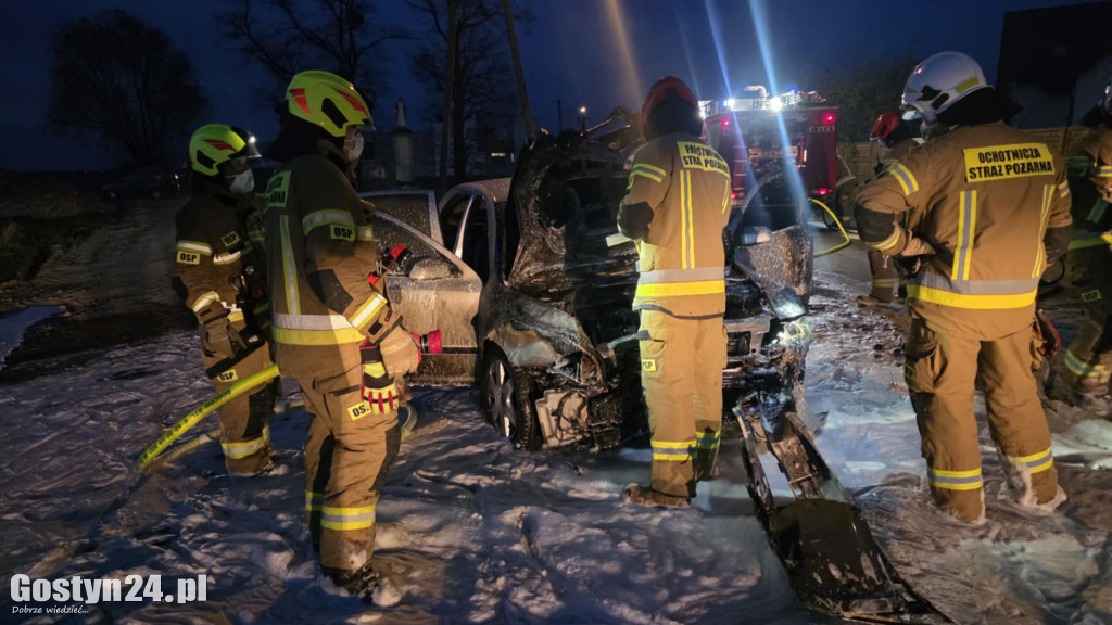 Samochód wjechał w garaż i zaczął płonąć