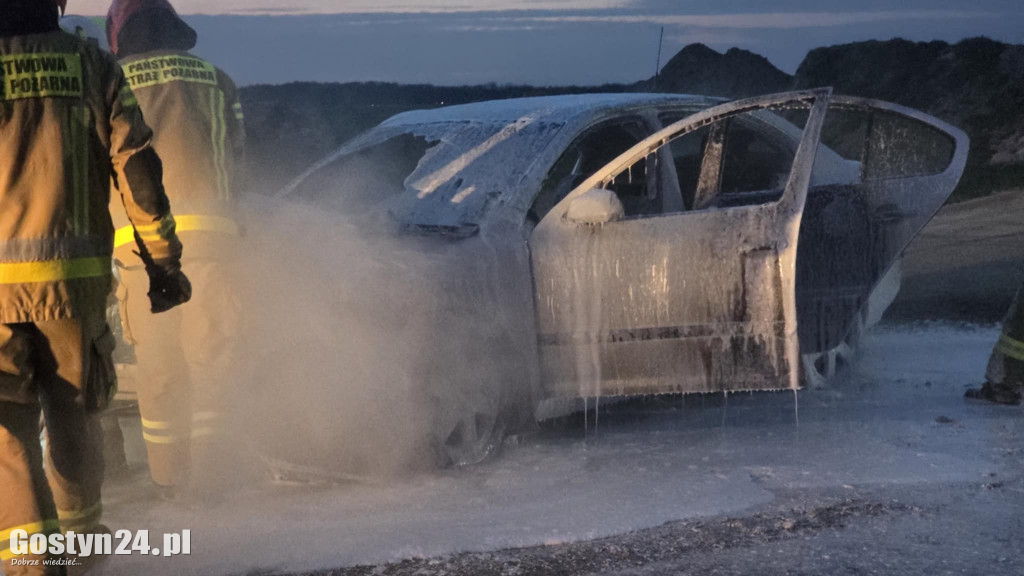 Samochód wjechał w garaż i zaczął płonąć
