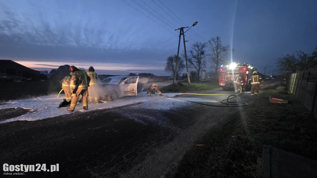 Samochód wjechał w garaż i zaczął płonąć
