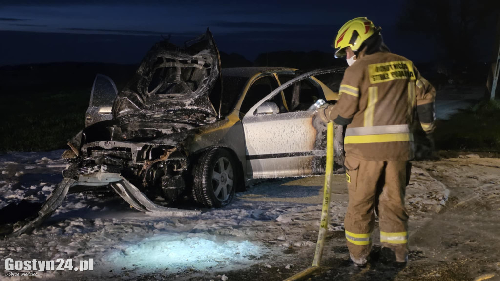 Samochód wjechał w garaż i zaczął płonąć