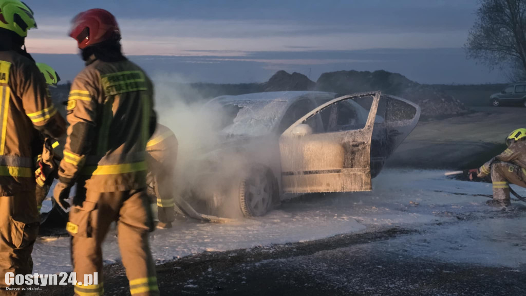 Samochód wjechał w garaż i zaczął płonąć