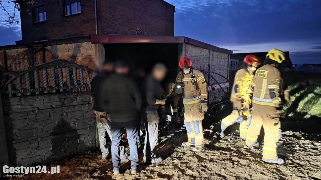 Samochód wjechał w garaż i zaczął płonąć