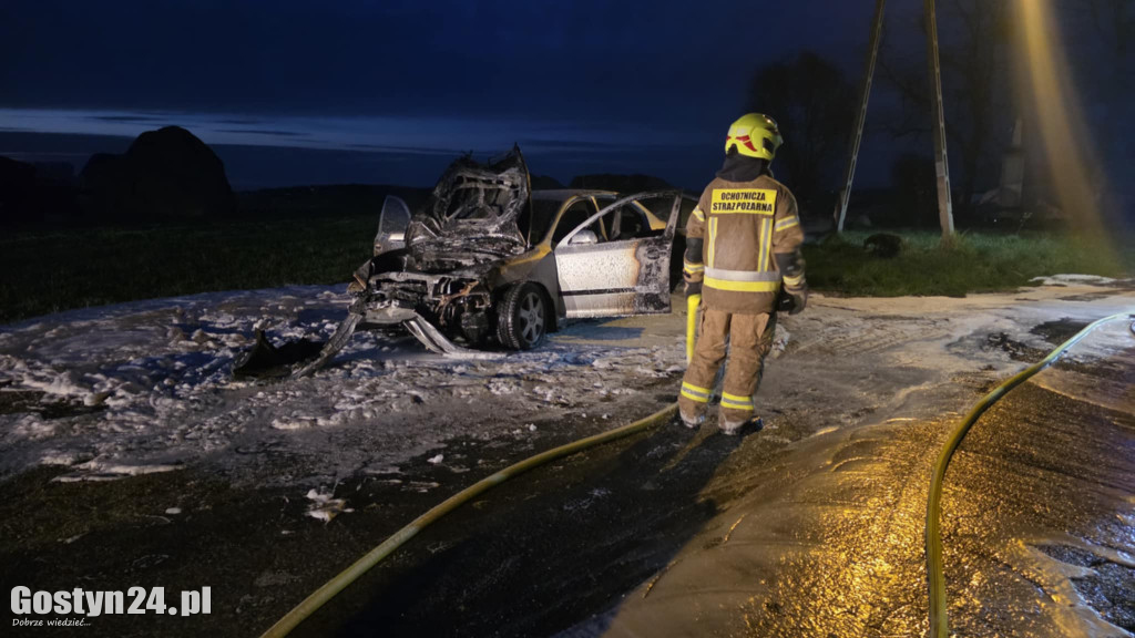 Samochód wjechał w garaż i zaczął płonąć