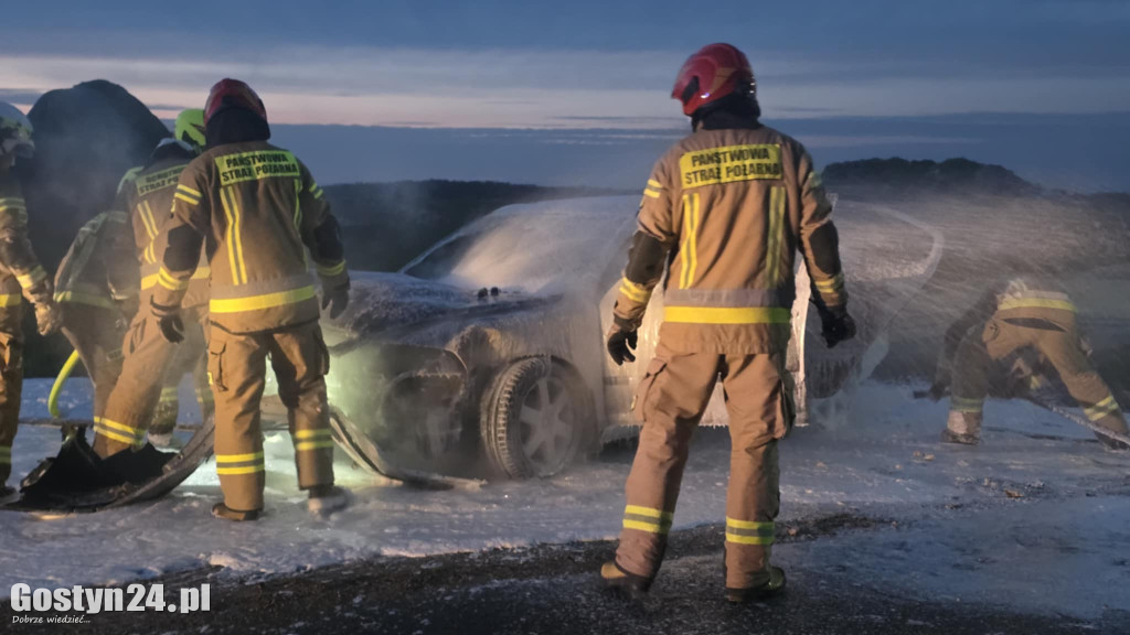 Samochód wjechał w garaż i zaczął płonąć