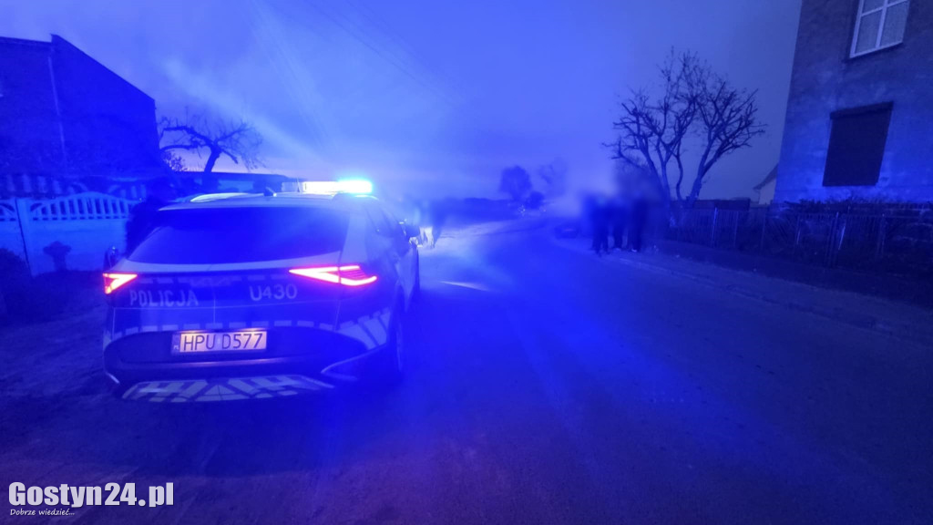 Samochód wjechał w garaż i zaczął płonąć