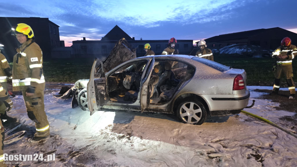Samochód wjechał w garaż i zaczął płonąć