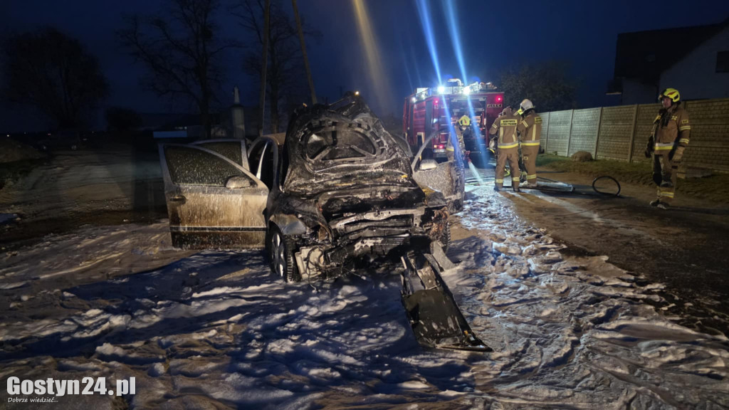 Samochód wjechał w garaż i zaczął płonąć