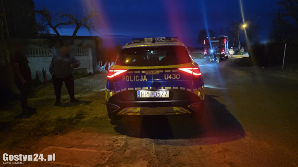 Samochód wjechał w garaż i zaczął płonąć