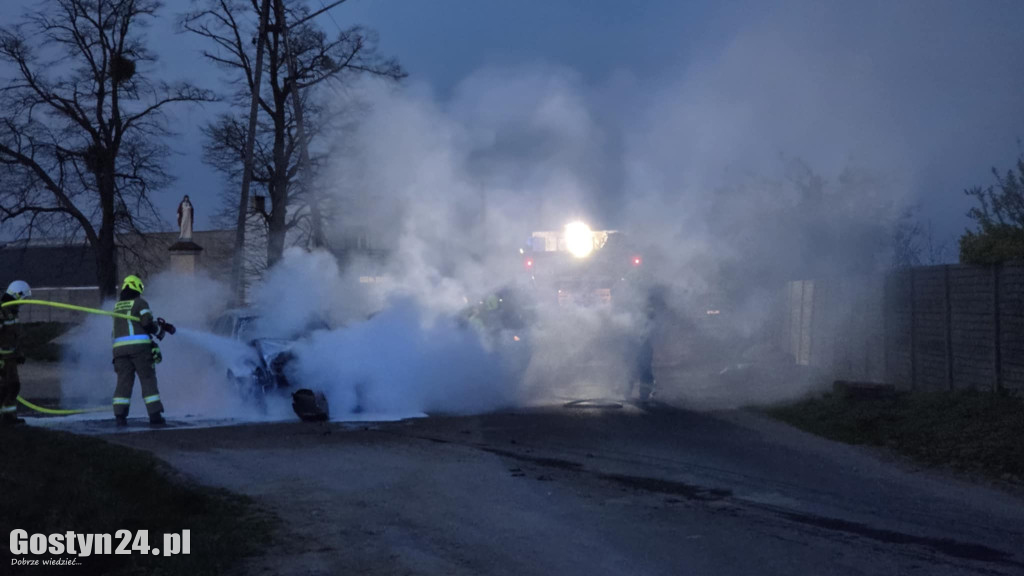 Samochód wjechał w garaż i zaczął płonąć