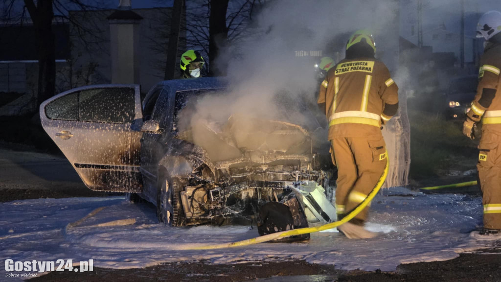 Samochód wjechał w garaż i zaczął płonąć