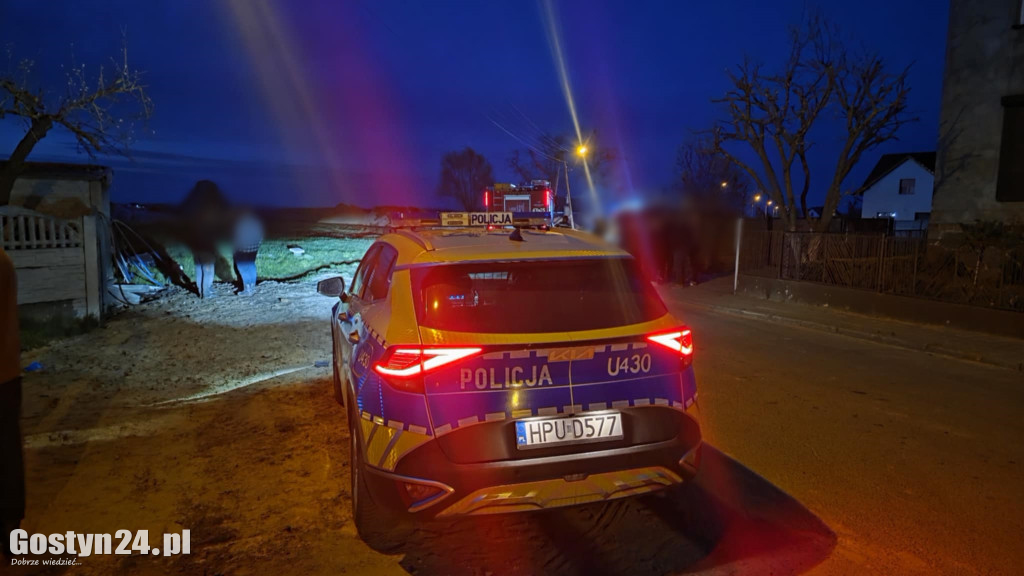 Samochód wjechał w garaż i zaczął płonąć