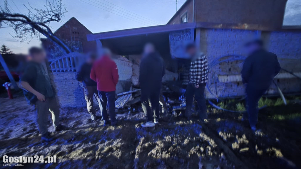 Samochód wjechał w garaż i zaczął płonąć