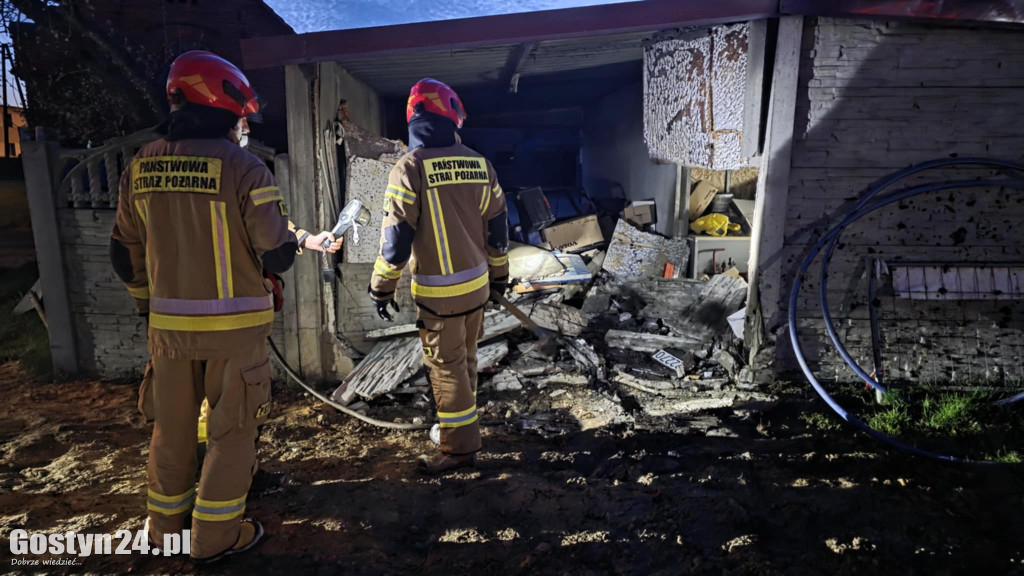 Samochód wjechał w garaż i zaczął płonąć