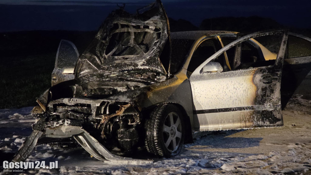 Samochód wjechał w garaż i zaczął płonąć