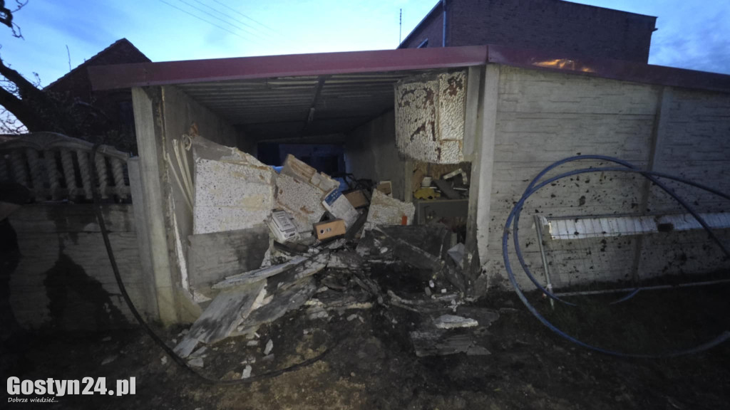 Samochód wjechał w garaż i zaczął płonąć