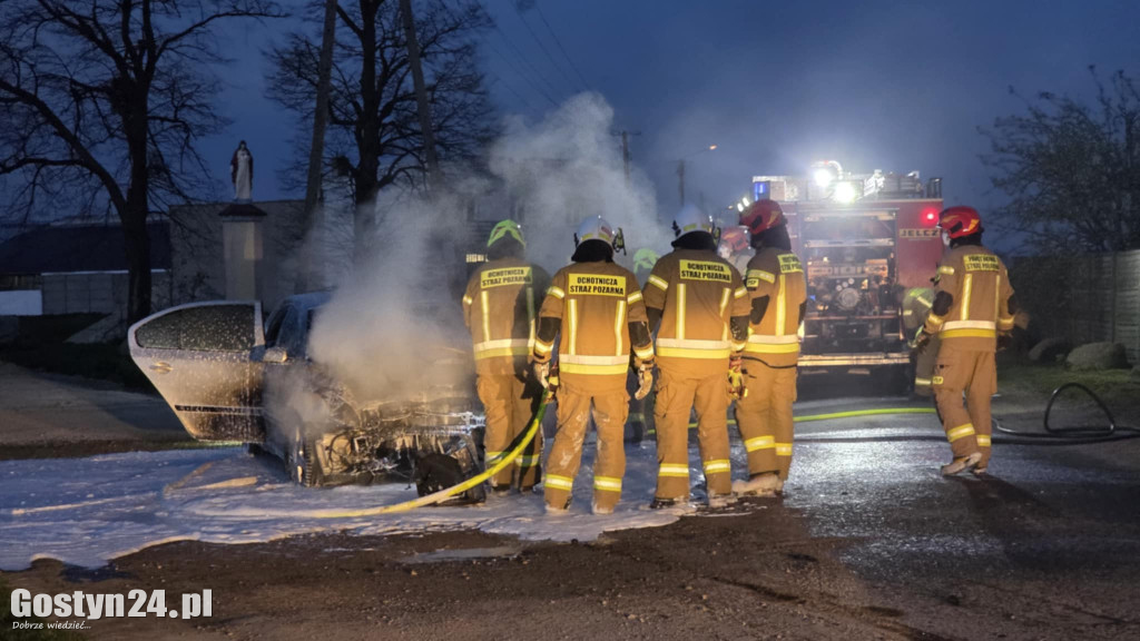 Samochód wjechał w garaż i zaczął płonąć