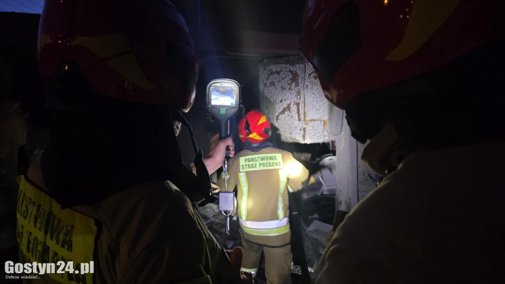 Samochód wjechał w garaż i zaczął płonąć