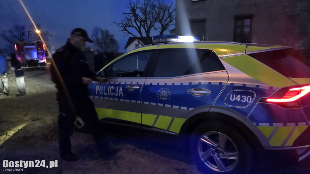 Samochód wjechał w garaż i zaczął płonąć