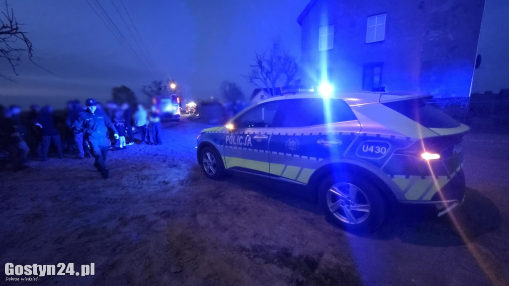 Samochód wjechał w garaż i zaczął płonąć