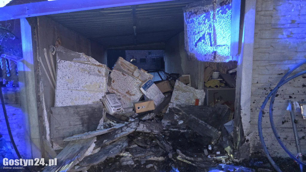 Samochód wjechał w garaż i zaczął płonąć