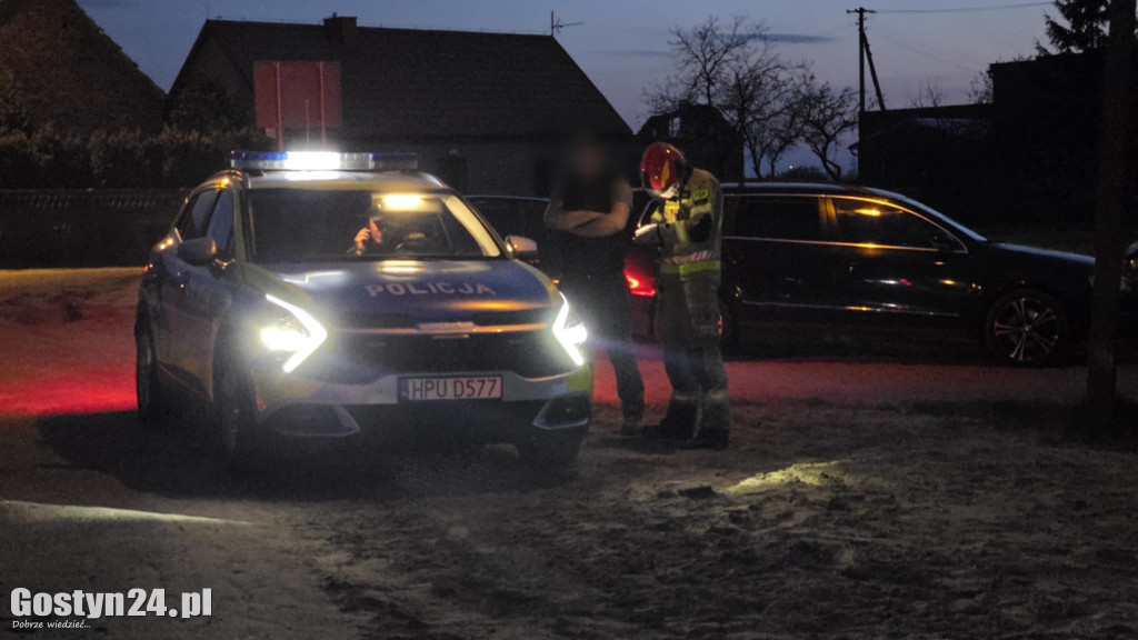 Samochód wjechał w garaż i zaczął płonąć