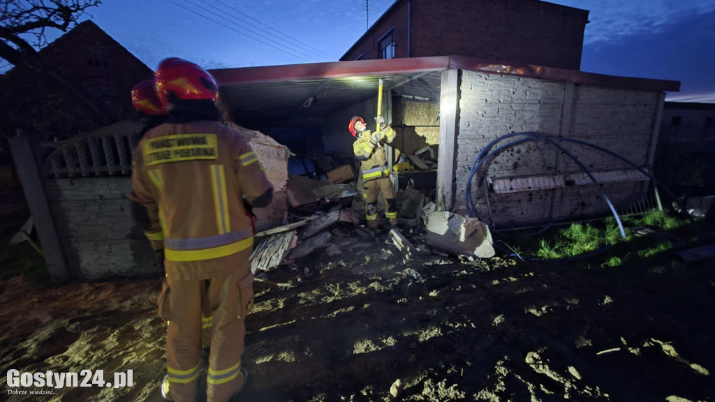 Samochód wjechał w garaż i zaczął płonąć