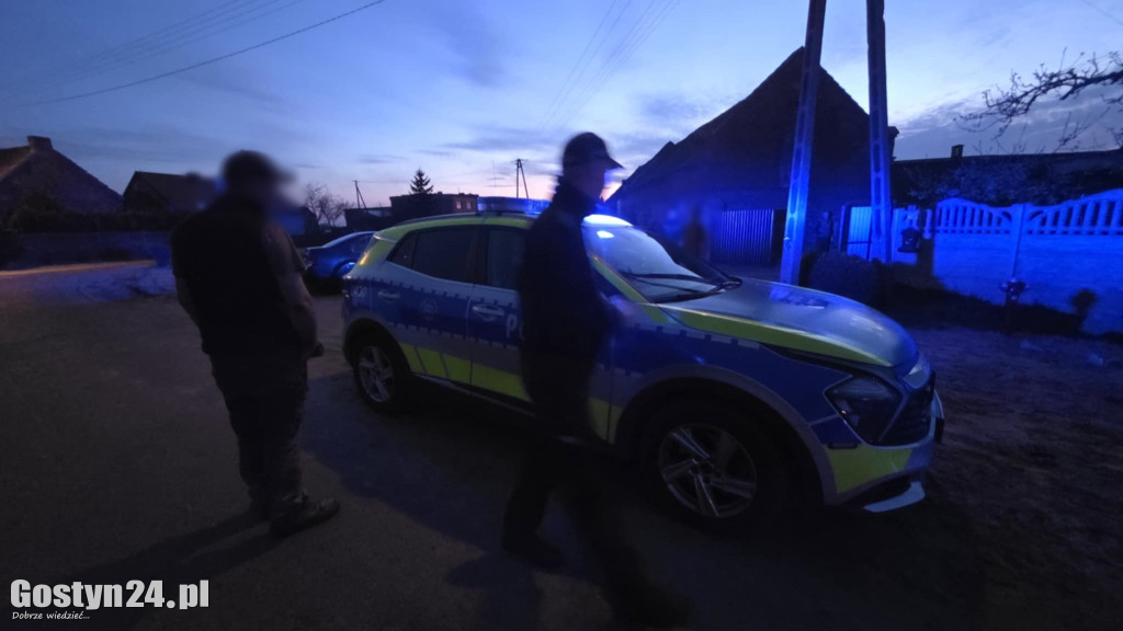 Samochód wjechał w garaż i zaczął płonąć