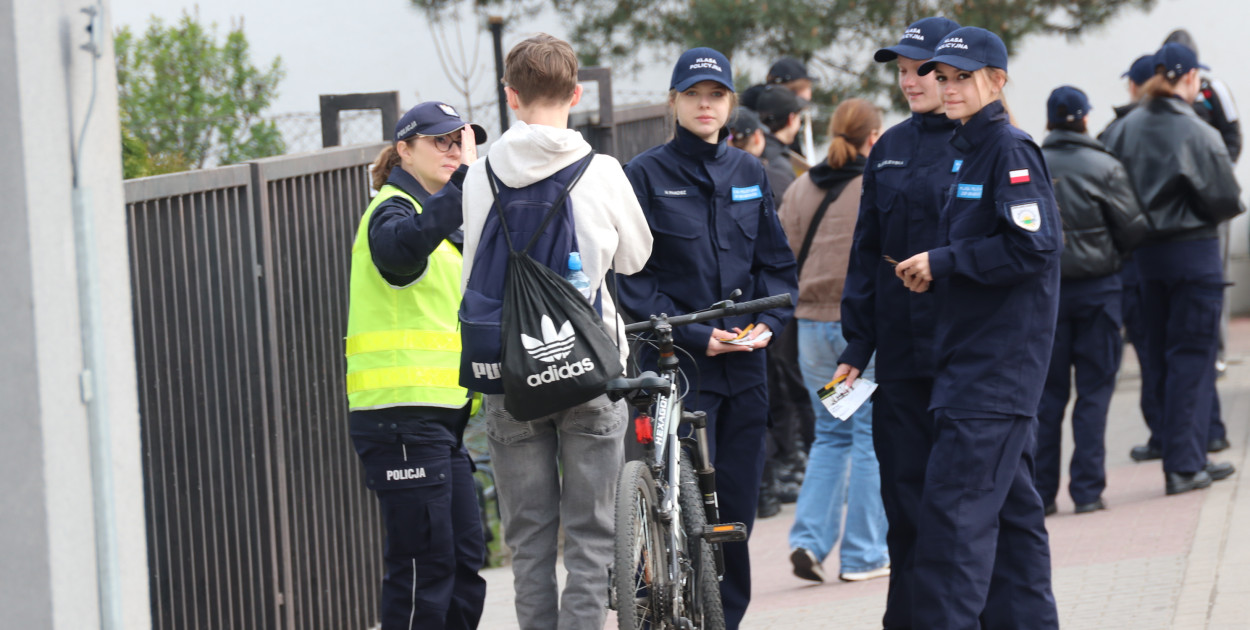 Policyjna akcja przy SP 5 w Gostyniu