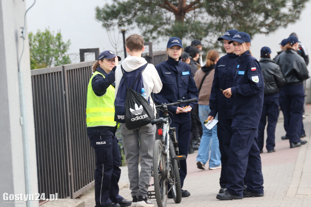 Policyjna akcja przy SP 5 w Gostyniu